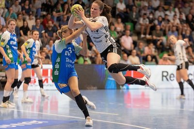 Jenny Choinowski (rechts) warf sich in Göppingen am Samstag im wahrsten Sinne des Wortes nochmal für ihren Verein ins Zeug. In dieser Szene kann sie sich gegen Frisch-Auf-Abwehrspielerin Lisa Borutta durchsetzen.
