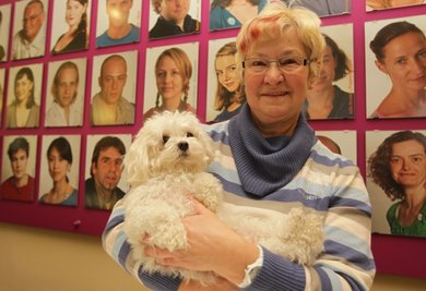 Entspannt vor seinem großen Auftritt: Theater-Hündchen Zweety mit Gudrun Posselt. Bis Heiligabend sehen ihn rund 8500 Kinder.