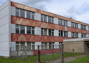 Dieser größtenteils leerstehende einstige Wismut-Komplex in Reichenbrand war zuletzt als mögliche Unterkunft für Geflüchtete im Gespräch. Nun will der Eigentümer andere Ideen für eine Nutzung prüfen. 