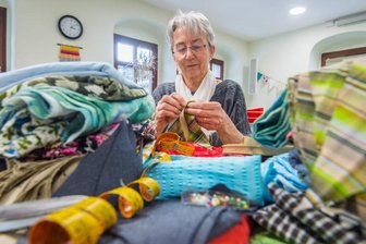 575 Jahre Auerbach im Erzgebirge: Frauenpower für die Festwoche - Bis zur großen Festwoche Ende Juni ist noch eine Menge Arbeit zu erledigen. Birgitt Schlag und einige andere Auerbacherinnen nähen derzeit Wimpelketten aus Stoffresten, mit denen das Dorf im Sommer geschmückt werden soll. 
