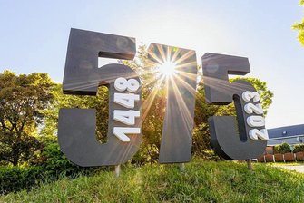575 Jahre Falkenstein: Auftakt mit Open-Air-Konzert, Straßenfest und Oldtimer-Rundfahrt - Blickfang an der Bundesstraße: An Falkensteins Ortseingängen über die B 169 aus Richtung Ellefeld und Siebenhitz weisen markante Aufsteller auf das Stadtjubiläum hin. 