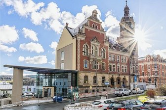575 Jahre Stadt Falkenstein: Im Jubiläumsjahr erhält die Stadt ihr Rathaus zurück - Das vor 120 Jahren errichtete Rathaus Falkenstein. Im Zuge der Sanierung hat es einen Anbau aus Glas und Beton erhalten, über den das Haus barrierefrei zugänglich ist. Im Mai zieht die Stadtverwaltung wieder ein.