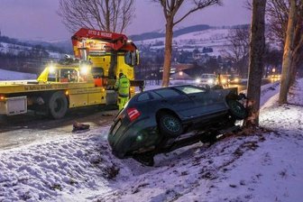 58-Jährige bei Unfall schwer verletzt - Der Skoda kam in einer leichten Kurve von der Straße ab.