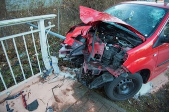 58-Jährige prallt mit Auto gegen Brückengeländer - 