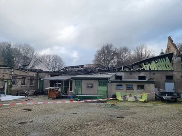 Stunden nach dem Ausbruch des Brandes auf dem Vierseitenhof in Uhlsdorf qualmte es noch immer. Von den darin angestellten Fahrzeugen blieben nur noch Gerippe übrig. 