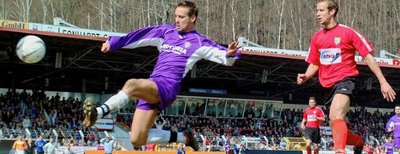 FCE-Stürmer Ronny Jank erzielt das 1:0. Der Chemnitzer Markus Ahlf kann nicht mehr eingreifen. Jank traf später noch zum 3:0 für Aue.