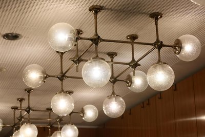Die Foyerbeleuchtung im Theater gehörte einst auch zur Ausstattung des Palastes der Republik.