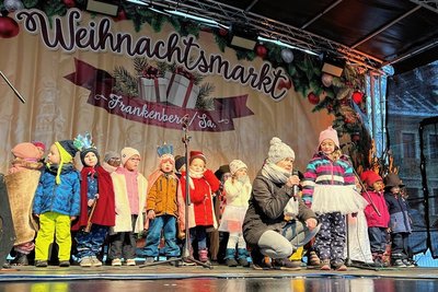 Mit ihren Weihnachtsliedern eröffneten Kinder aus der Kita Pusteblume den Frankenberger Weihnachtsmarkt musikalisch. Bis zum Sonntag gehen noch einige Auftritte über die Bühne am Markt.