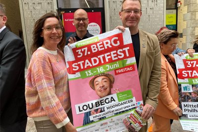 Anja Fiedler, die Leiterin des Amtes Kultur-Stadt-Marketing, David Bojak und Oberbürgermeister Sven Krüger (parteilos) mit einem Plakat zum 37. Bergstadtfest.