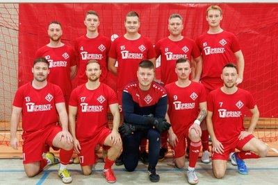 So lief der Leubnitzer SV in der Zwischenrunde auf: Hinten von links: Ramon Vogel, Gregor Andreas Eigel, Erik Michaelis, Patrick Schröter, Robert Freund, vorn von links: Max Löscher, Justin Weimann, Niklas Hammerschmidt, Michel Grüner, Paul Birkner.