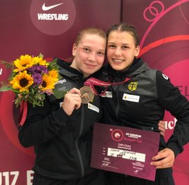 Erstmals hat Naemi Leistner (r.) bei einer internationalen Meisterschaft das Podest erreicht. Auch Teamkameradin Cassidy Richter, die Achte wurde, freute sich mit ihr.