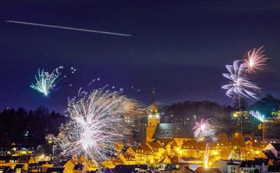 Zu Silvester, kurz nach Mitternacht, flog ein großes, weiß beleuchtetes Objekt hoch über Feuerwerk und Kirchtürmen der Region Westsachsen - hier über Hohenstein-Ernstthal. Durch die lange Verschlusszeit von 25 Sekunden erscheint das Objekt als Strich. Viele Sichtungen und entsprechende Spekulationen gab es speziell in Lichtenstein und St. Egidien. 