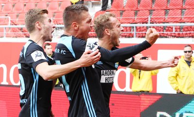 Julius Reinhardt jubelt über seinen Treffer zum 1:0 zusammen mit Daniel Frahn (m.) und Marcus Mlynikowski (l.)