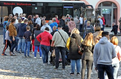 Andrang vor dem Impfbus in Glauchau: Wie hier im Landkreis Zwickau herrscht auch anderenorts ein verstärkter Impfzulauf.