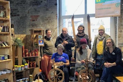Beim Indoor-Weihnachtsmarkt in Werdau hat der "harte Kern" des Organisationsteams sich und sein Anliegen den Besuchern vorgestellt. 