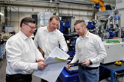 Die Wesoba-Geschäftsführer Mario, Georg und Christian Pfaff (von links) vor einer Lochanlage für Achsbaugruppen. Der Auftrag zum Bau dieser Anlage kam aus Großbritannien. 