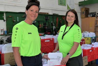Marleen Enke (links) und Peggy Donath sorgen in der Anmeldung unter anderem dafür, dass die Teilnehmer ihre Startunterlagen erhalten.