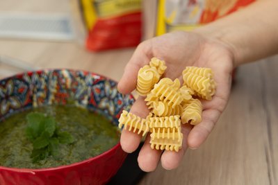 Die Sauerteigpasta gibt es mit Quinoa-, Hanf- oder Vollkornmehl, als Spaghetti, Makkaroni, Rotini oder wie hier als Radiatori.