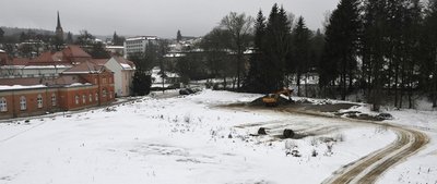 Auf dem freien Platz neben dem Albert-Bad (links) sollen an der Weißen Elster die neue Therme und das Viersterne-Hotel entstehen.