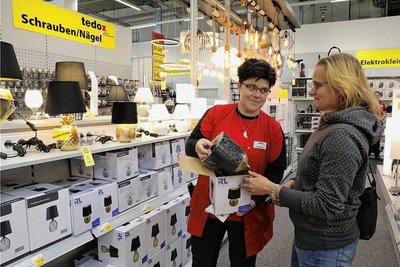 Verkäuferin Heike Schlosser berät Kundin Kathrin Brodowski. 