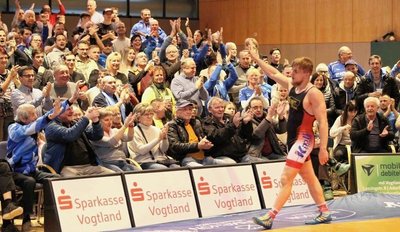 Feiern mit den Fans: Einen regelrechten Lauf hatte in der Rückrunde Patryk Dublinowski, der nach dem Stilartenwechsel im angestammten Limit bis 86Kilogramm alle Duelle gewonnen hat.