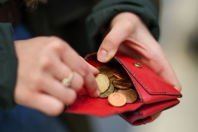 Je höher die Inflation, umso deutlich spüren die Menschen das im Geldbeutel. (Symbolbild)