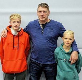 Carl (von links), Jörg und Henry Hocke leben für den Ringkampfsport in Pausa. 