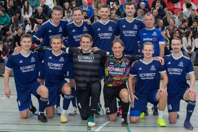So lief die SG Jößnitz in der Zwischenrunde auf: Hinten von links: Daniel Schuster, Dave Schröter, Fabio Kurzendörfer, Norwin Hinte, Trainer Mathias Köhler, vorn von links: Mick-Alexander Naar, Anton Fellgiebel, Paul Todtleben, Pascal Oheim, Lorenz Tödtmann, Niclas Beuchold.