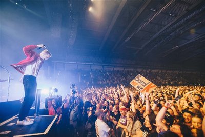 Große Kunst vor 12.000 Fans: Kraftklub in Leipzig.
