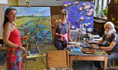 Sommerkunst mal anders: In der Glauchauer Mitropa laden Mandy Friedrich, Petra Blumenthal und Gerhard Ohnesorge (von links) noch bis Sonntag zum Malen ein. 