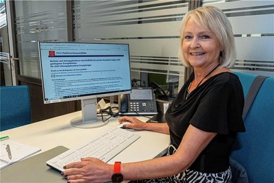 Den Antrag auf Brennstoff-Härtefallhilfe zu stellen, ist für Ältere schwer. Viele haben keinen PC, kennen sich im Internet nicht aus. Heike Teubner hilft.