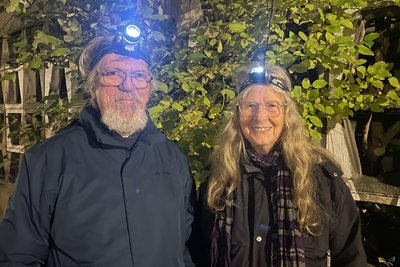 Besondere Nachtwanderung: Helmut und Anne Kadisch hatten sich für den Rückweg nach Chemnitz Stirnlampen aufgesetzt.