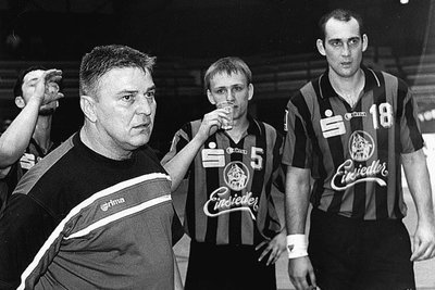 1999 begann Olympiasieger Dietmar Schmidt (l.) als Trainer beim EHV Aue. Hier mit Nachwuchsakteur Daniel Kästner (M.) und dem Rumänen Sebastian Bota.