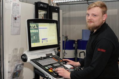 Nils Richter am Steuergerät einer hochmodernen CNC-Fräse, die seit vorigem Jahr bei Wesoba im Einsatz ist. 