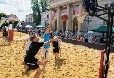 Beachbasketball ist zwar eine reine Spaßveranstaltung, dennoch geht es im Sand heiß her. Zum einen ist es sehr kräfteraubend, auf dem ungewohnten Geläuf vorwärts zu kommen, zum anderen wird mit aller Macht der eigene Korb verteidigt. Das Mixed-Team aus Zeulenroda (helle Trikots) gewann sowohl das Mixed- als auch das Männerturnier.