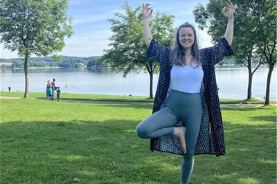 Maxi Müller als Yogatrainerin Maxi Madhuri an der Talsperre Pöhl.