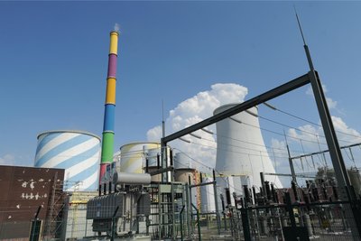 Auf einem Foto ist die Esse unbedenklich, weil das Motiv von der Panoramafreiheit gedeckt ist. Allerdings wird es bei der Verwendung der Farbabfolge oder der Esse als Grafik schon schwierig.