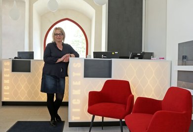 Claudia Kuntze, die Leiterin der Besucherabteilung, im neu gestalteten Kassenbereich des Gewandhauses.
