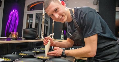 Koch Louis Wassermeyer ist neu im Team vom Lokalfilet. Der 25-Jährige ist erstmals im Pop-up-Restaurant dabei.