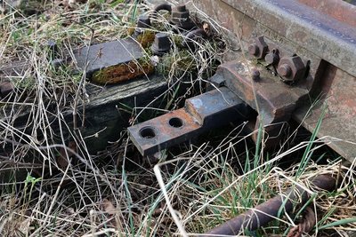 Ganz in der Nähe des Bahnübergang am Langenchursdorfer Weg wurde der Diebstahl bemerkt. Alles ist weg. 