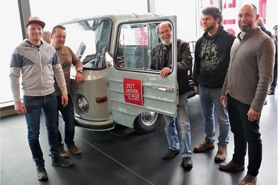 In der Zeit-Werk-Stadt Frankenberg wurde dieser restaurierte Prototyp eines B 1100 am Sonntag erstmals gezeigt, Museumsleiter Tobias U. Müller (r.) freut sich darüber. Jürgen Rehm, der ehemalige Chef des Fahrzeugmuseums Frankenberg (3.v.r.) hatte vor reichlich 50 Jahren an der Entwicklung mitgewirkt. Das Team von Kfz-Fachmann Torsten Drawert (2.v.r.) restaurierte das Fahrzeug, auch Mitarbeiter Felix Schreiber (l.) und Silvio Hessel wirkten mit.
