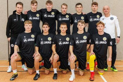 So lief der VFC Plauen in der Zwischenrunde auf: Hinten von links: Trainer Norman Zschach, Philip Teufel, Elias Burdusudis, Tim Schulz, Oskar Martin Petzold, Tim Limmer, Mannschaftsleiter Pierre Scholler , vorn von links: Lenny Plank, Charalapos Koumpous, Fabrice Liebig, David Langer, Max Winter.