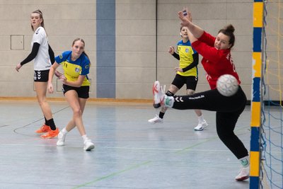 Joy Tennert (l.), hier gegen Grüna, und die Handballerinnen des HC Annaberg-Buchholz kämpfen um den Klassenerhalt in der Regionsoberliga.