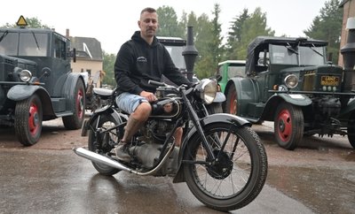 Auch Marco Georgi aus Oelsnitz kam nach Niederwürschnitz. Mit dabei: seine AWO Baujahr 1956.