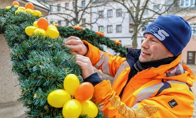 Viele Brunnen im Göltzschtal sind in den vergangenen Tagen geschmückt worden. Bei dem Wasserspender auf dem Auerbacher Altmarkt hatte das Kai Seltmann vom Stadtbauhof übernommen. 320 bunte Eier leuchten dort. 