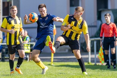 In der vergangenen Saison trennten beide Teams noch zwei Klassen. Hier duellieren sich der Oberschönaer Erik Jung (m.) und SCA-Spieler Rico Ludwig (r.) auf Augenhöhe.