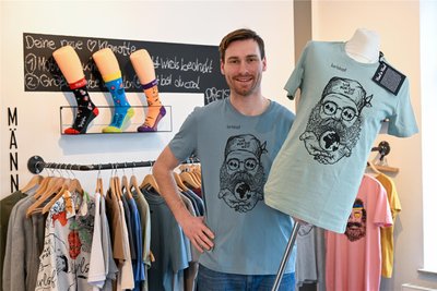 Martin König stellt T-Shirts mit Karikaturen von Karl Marx her. Da der Philosoph über 100 Jahre tot ist, ist das rechtlich unproblematisch.