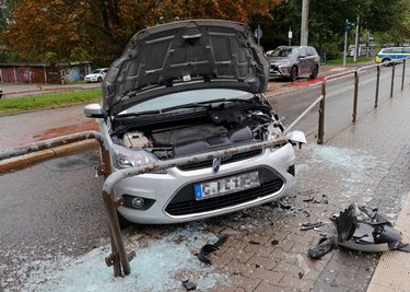 Der Fahrer kam links von der Straße ab und krachte in ein Geländer.