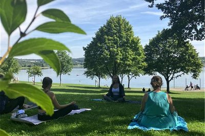 Maxi Müller „Madhuri“ (Mitte) gibt eine Yoga-Stunde an der Pöhl.