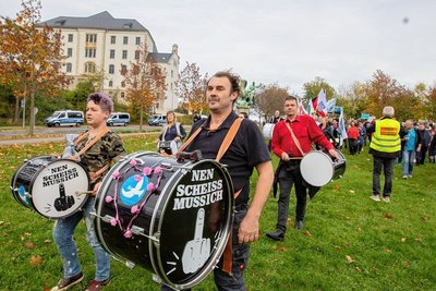Die Trommler aus Ostthüringen sollen aus Sicht der Versammlungsbehörde mehrfach gegen Auflagen verstoßen haben. 
